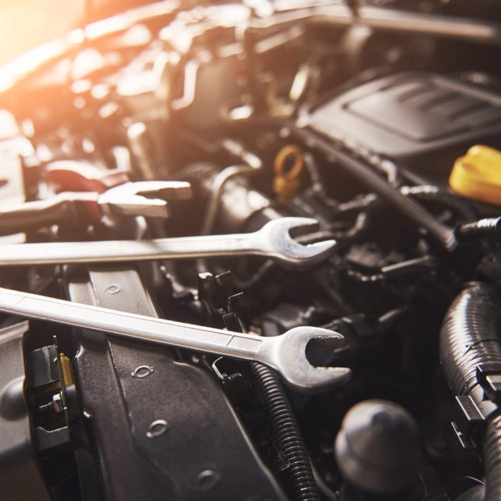 main-mecanicien-verifiant-reparant-voiture-cassee-dans-garage-service-voiture (1)